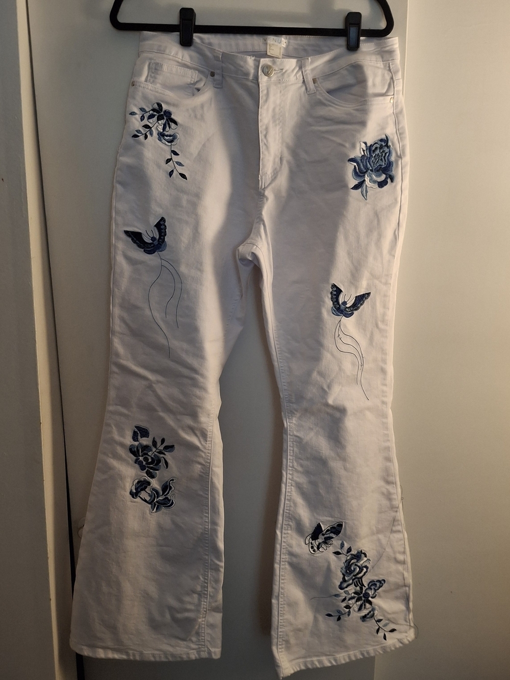 VENUS Women's White Denim Jeans with Subtle Embroidered Stitching
